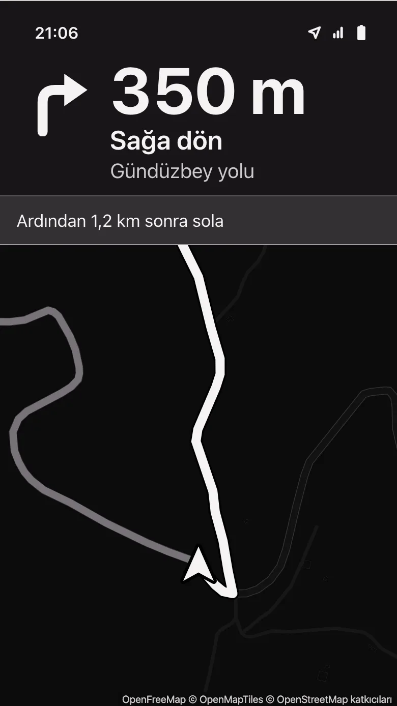 Gece temasında navigasyon ekranı: 350 metre sonra sağa dön talimatı ve haritada ilerlenecek yol.