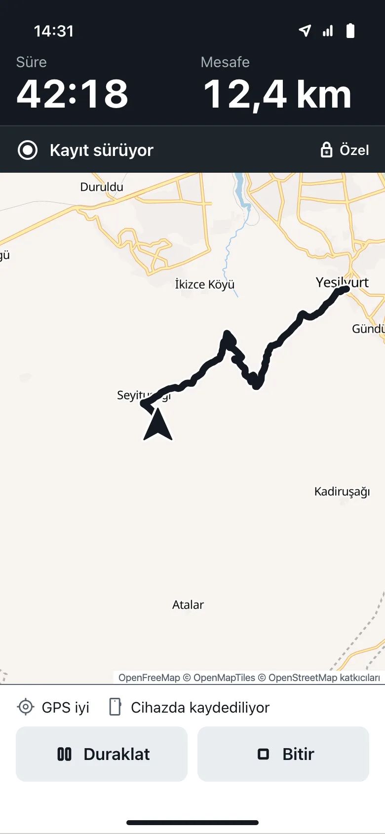 Sürüş kaydı ekranı: süre 42:18, mesafe 12,4 km, Kayıt sürüyor ve Özel durumu, Duraklat ve Bitir düğmeleri.